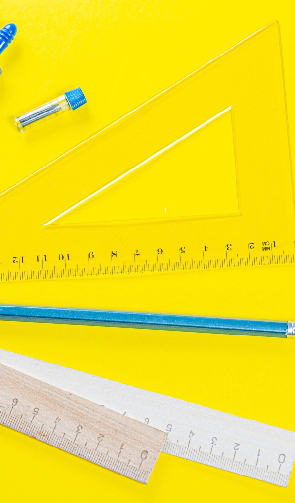 Канцелярские предметы на желтом фоне