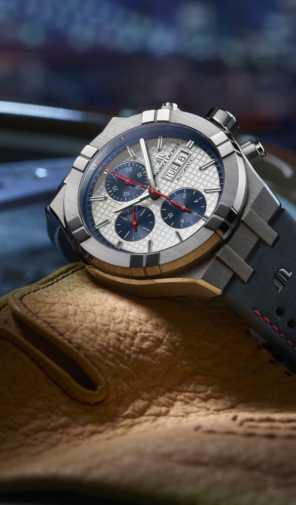 Стильные мужские часы Maurice Lacroi лежит на столе 