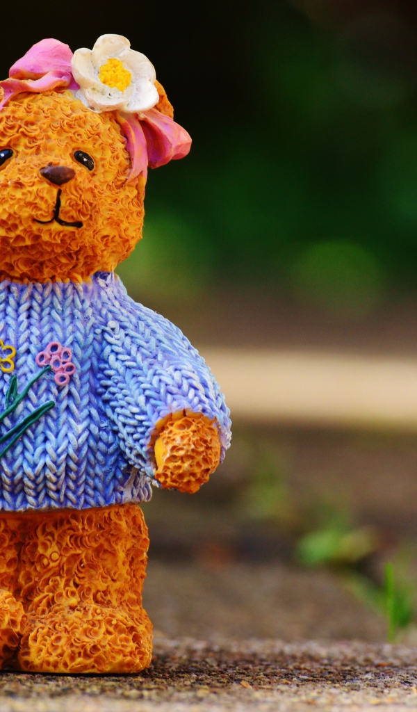 Фигурка медвежонка на земле 