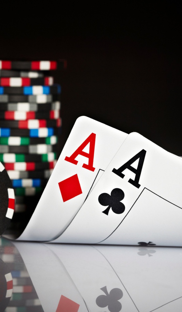 Два туза и фишки для игры в покер 