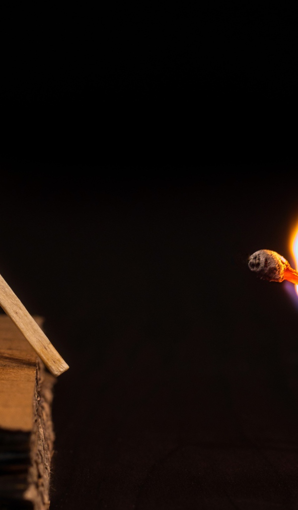 Две горящие спички на черном фоне 