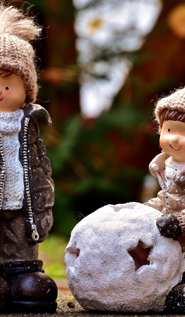 Две садовые статуэтки девочки и мальчика 