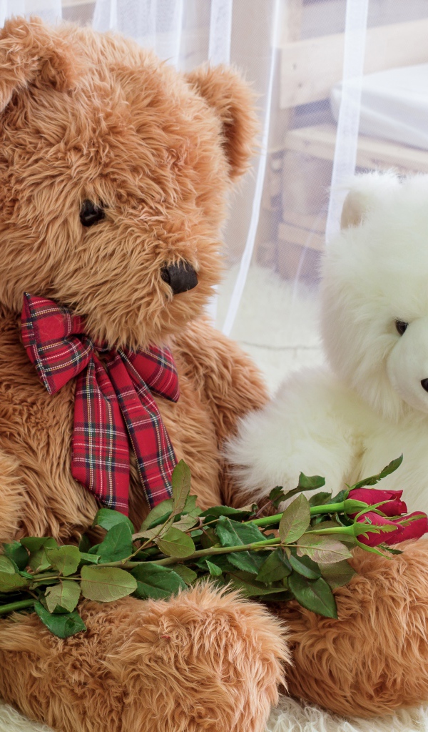 Два игрушечных медведя с розами 