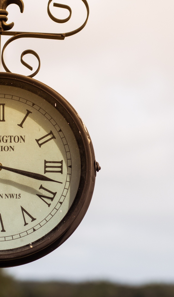 Старинные уличные часы показывают время 