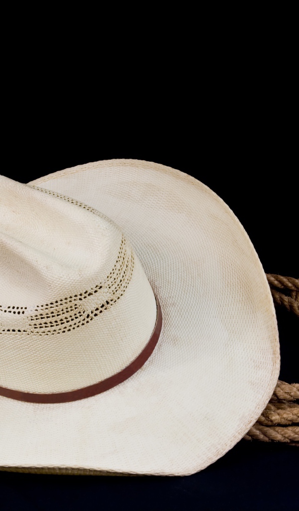 Белая ковбойская шляпа с лассо на черном фоне