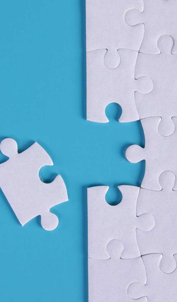 Белый пазл на голубом фоне