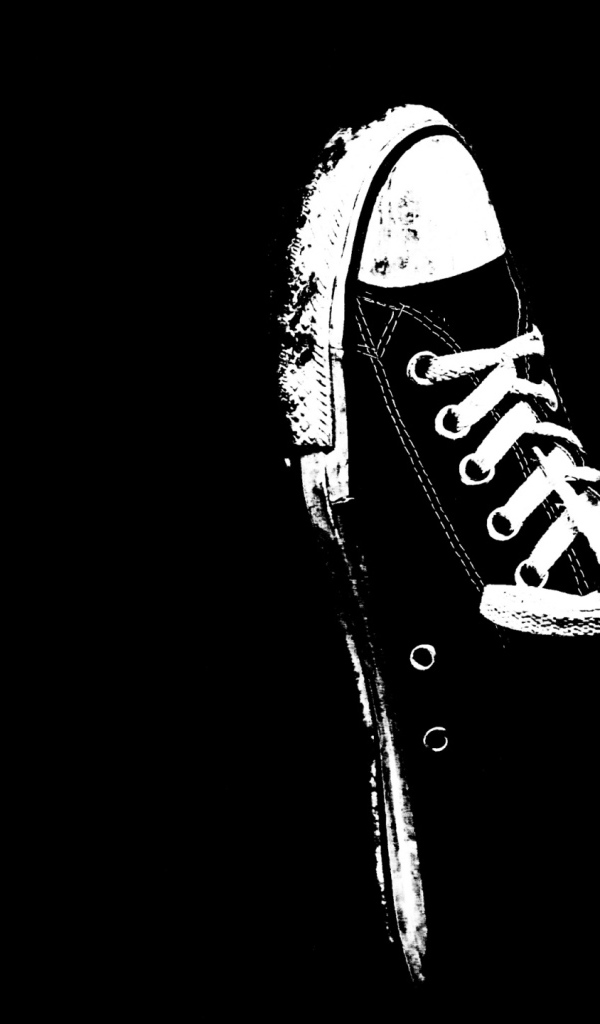 Белые кеды на черном фоне 