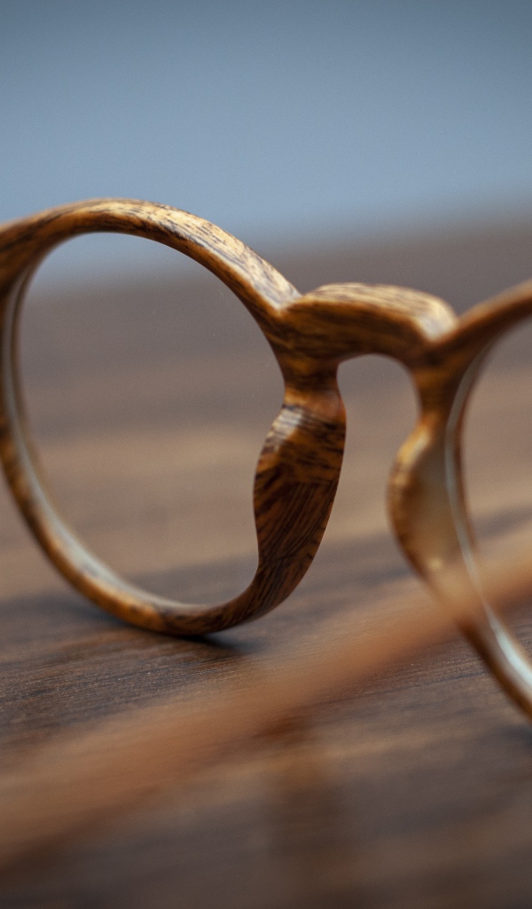 Очки в деревянной оправе на столе