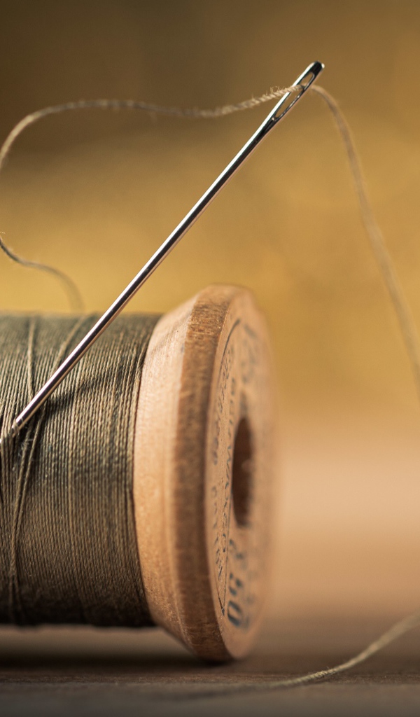 Деревянная катушка с нитками и иголкой 