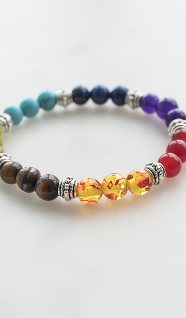 Браслет на руку из разноцветных бусин 