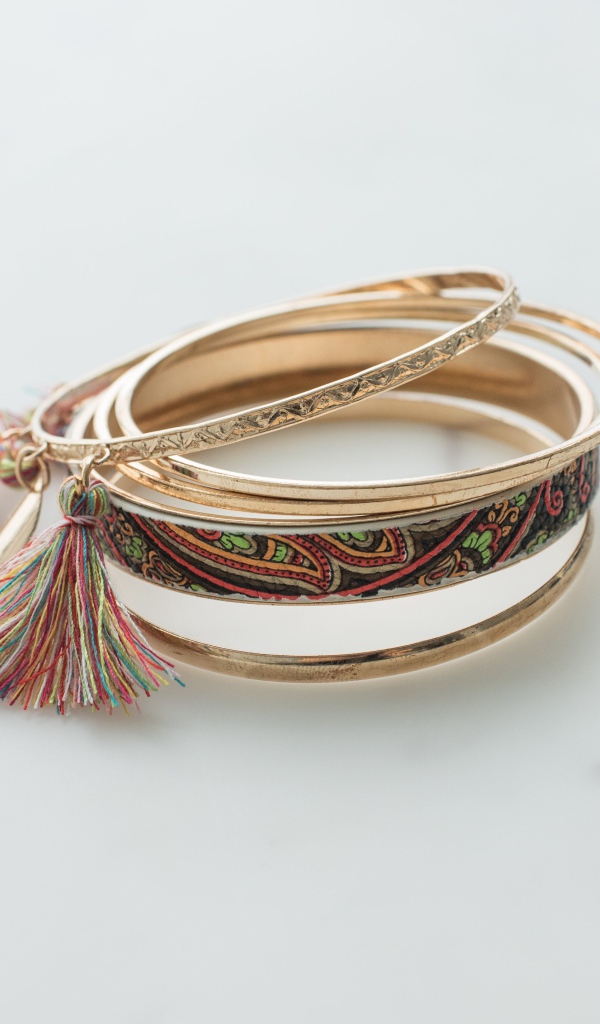 Браслеты на руку на сером фоне