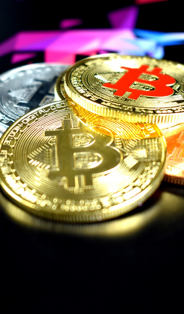 Монеты биткоин на черном столе 