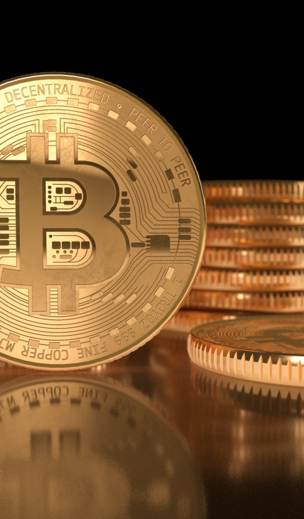 Много золотых монет биткоин на черном фоне