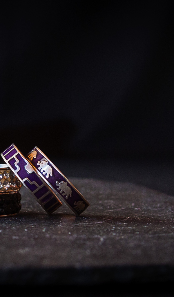 Драгоценные кольца на черном фоне 