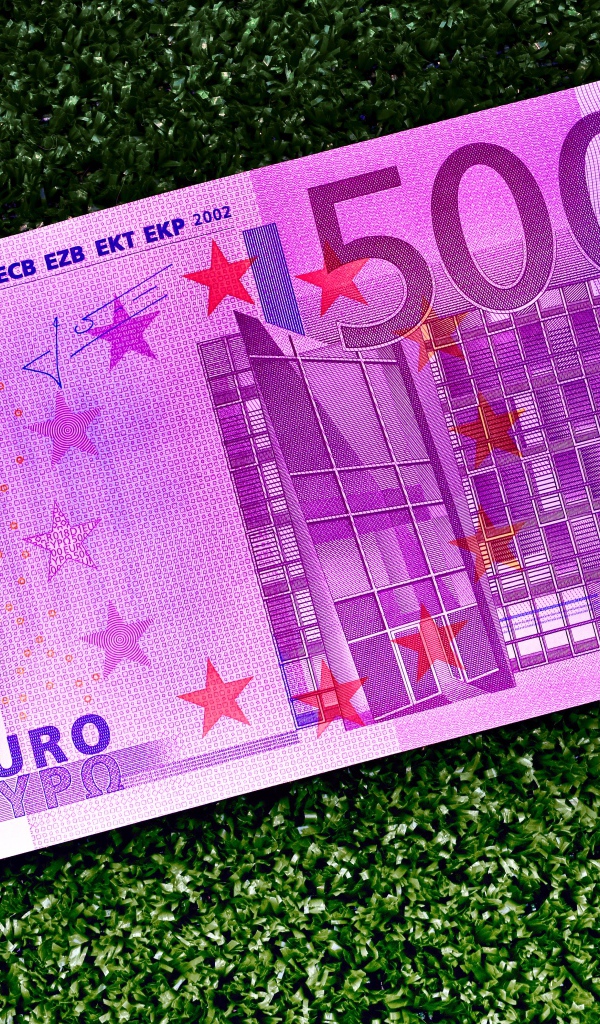 Купюра 500 евро на зеленом фоне