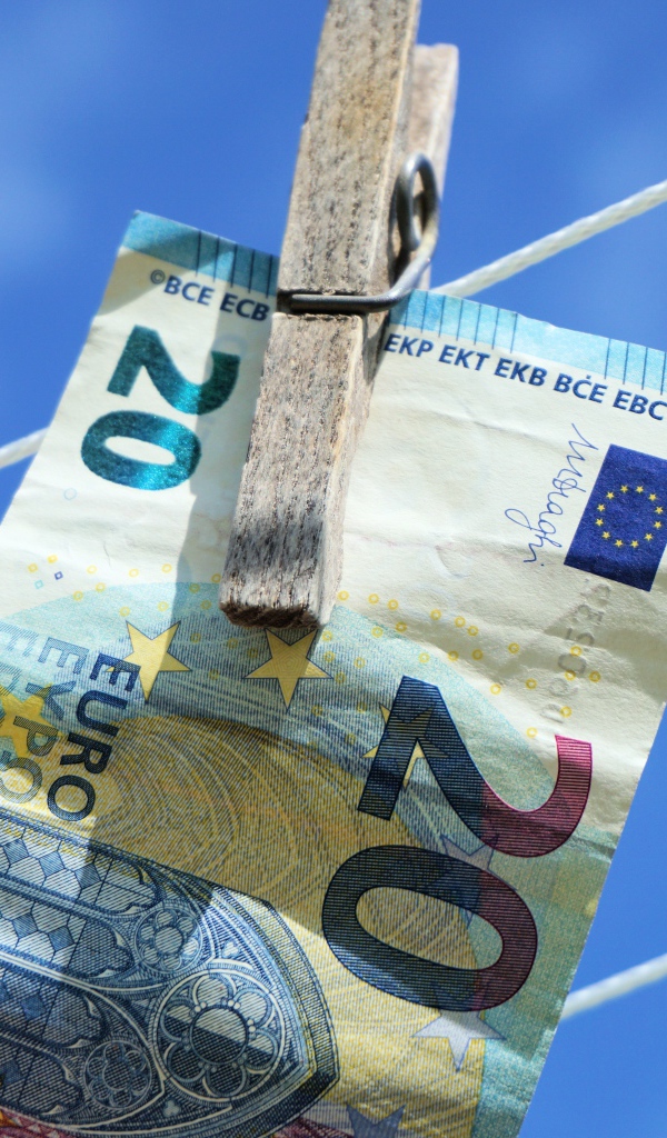 Купюра двадцать евро висит на веревке 