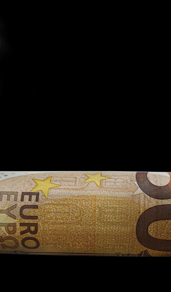 Сигара из купюры евро на черном фоне