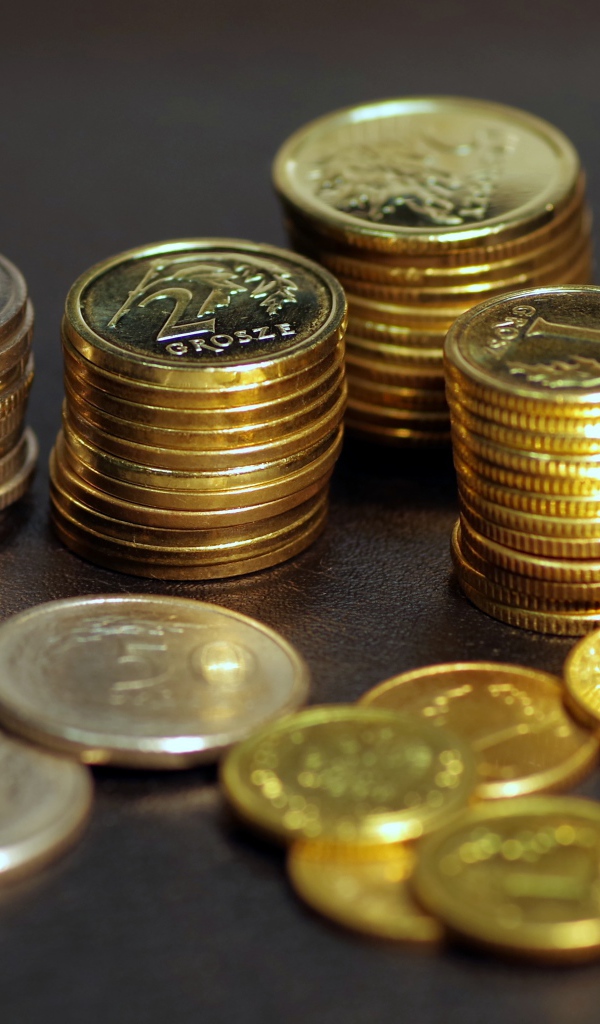 Монеты разным номиналом на столе 