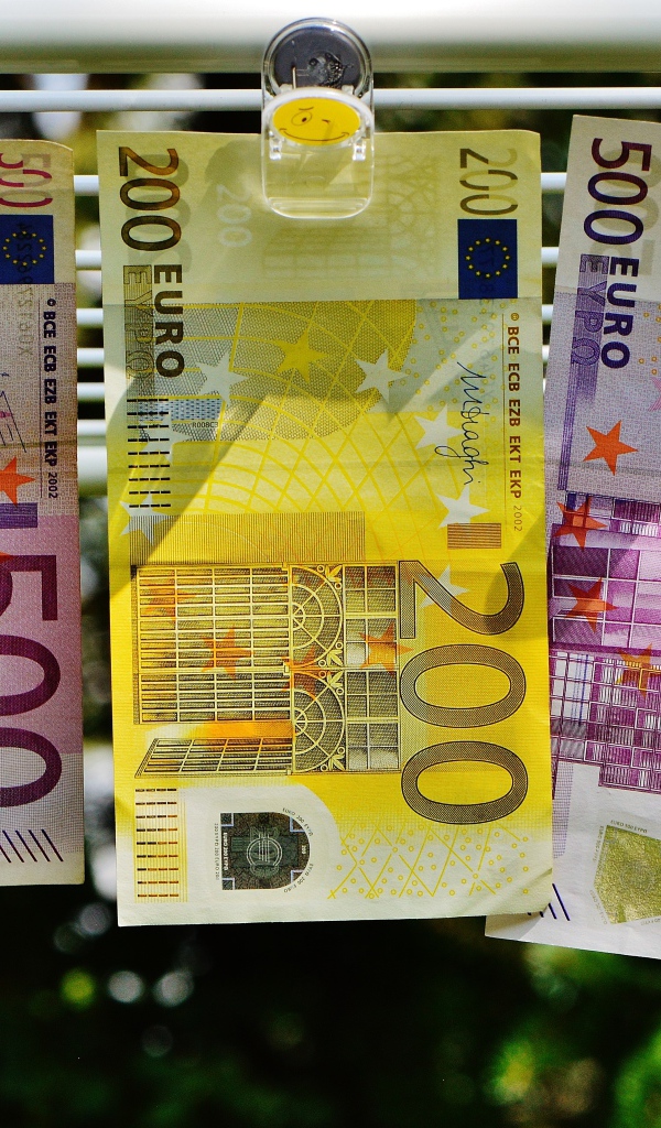 Купюры евро висят на веревке