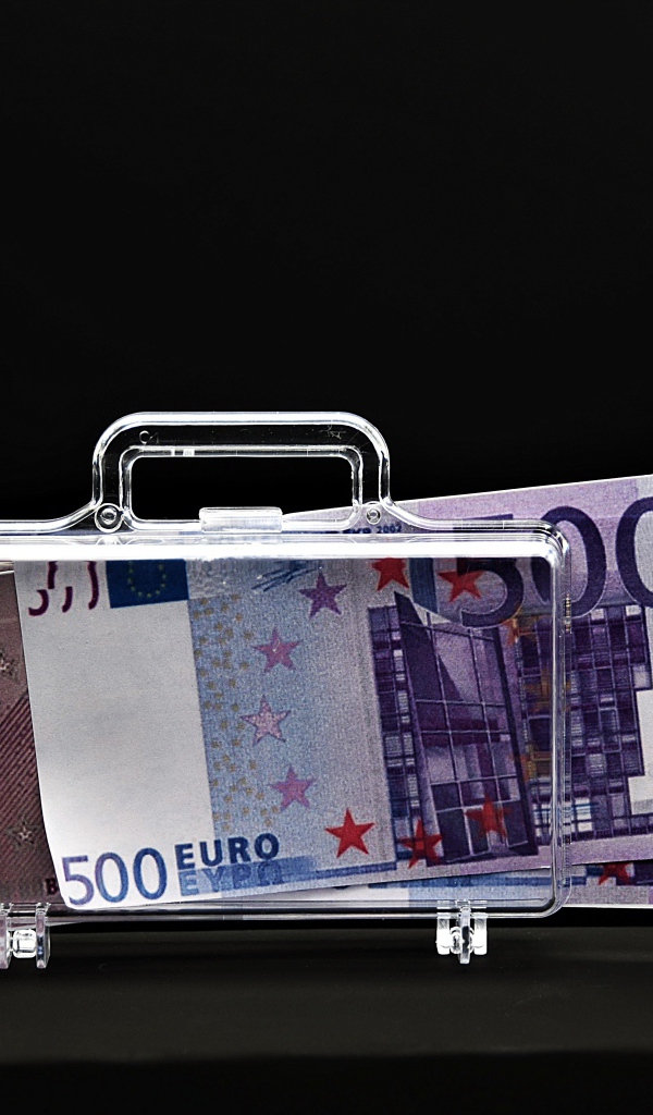 Купюры евро с держателем на черном фоне
