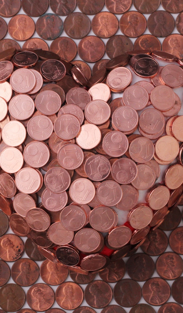 Сердце из монет на столе