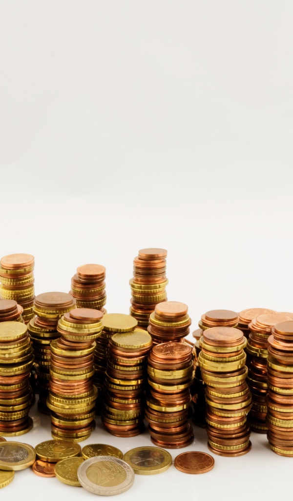 Много монет евро на белом фоне 