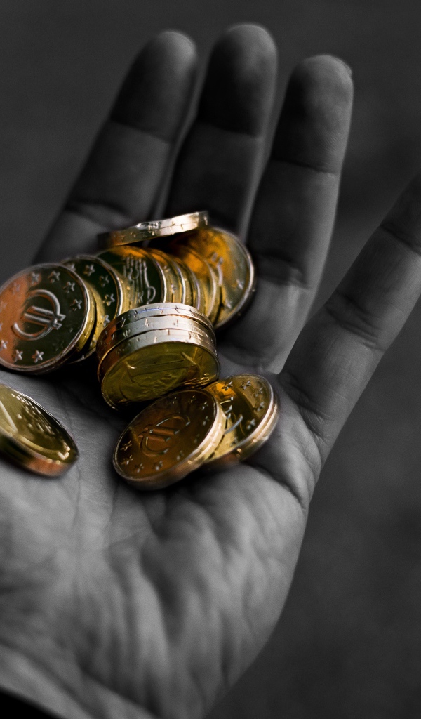 Много монет в руке у мужчины