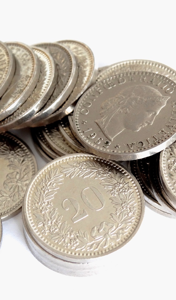 Много монет на белом фоне