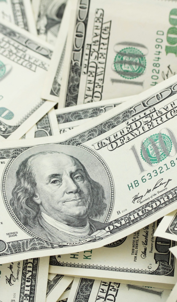 Много купюр по сто долларов крупным планом