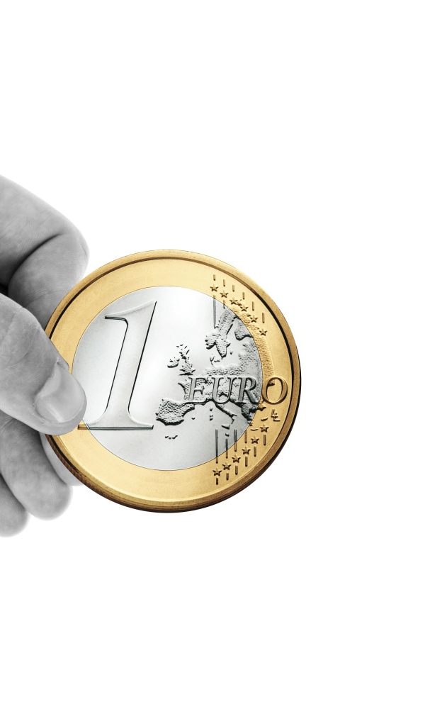 Монета в один евро в руке на белом фоне