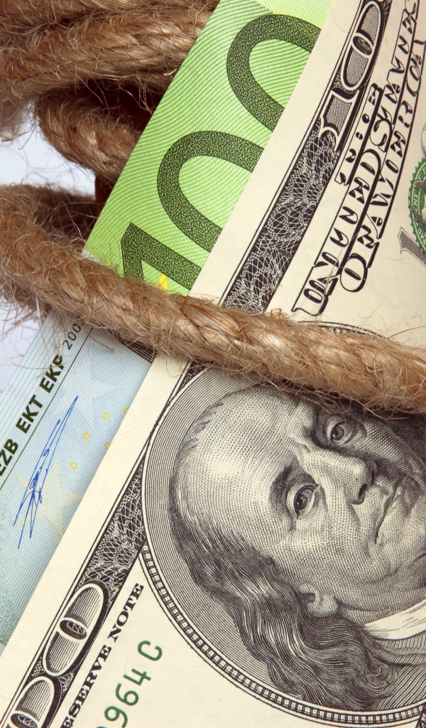 Бумажные купюры обмотаны веревкой 