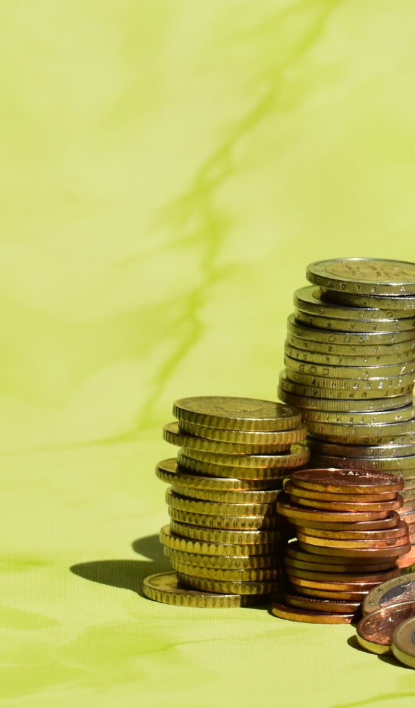 Красный будильник с монетами один евро 