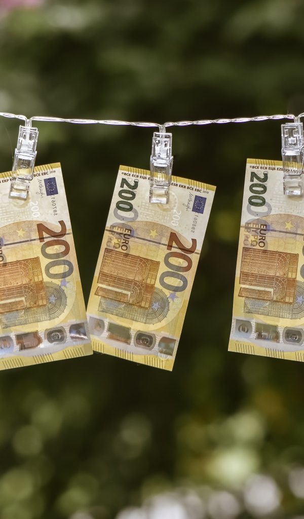 Купюры двести евро на веревке 