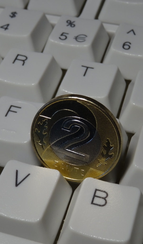 Монета два злотых лежит на клавиатуре