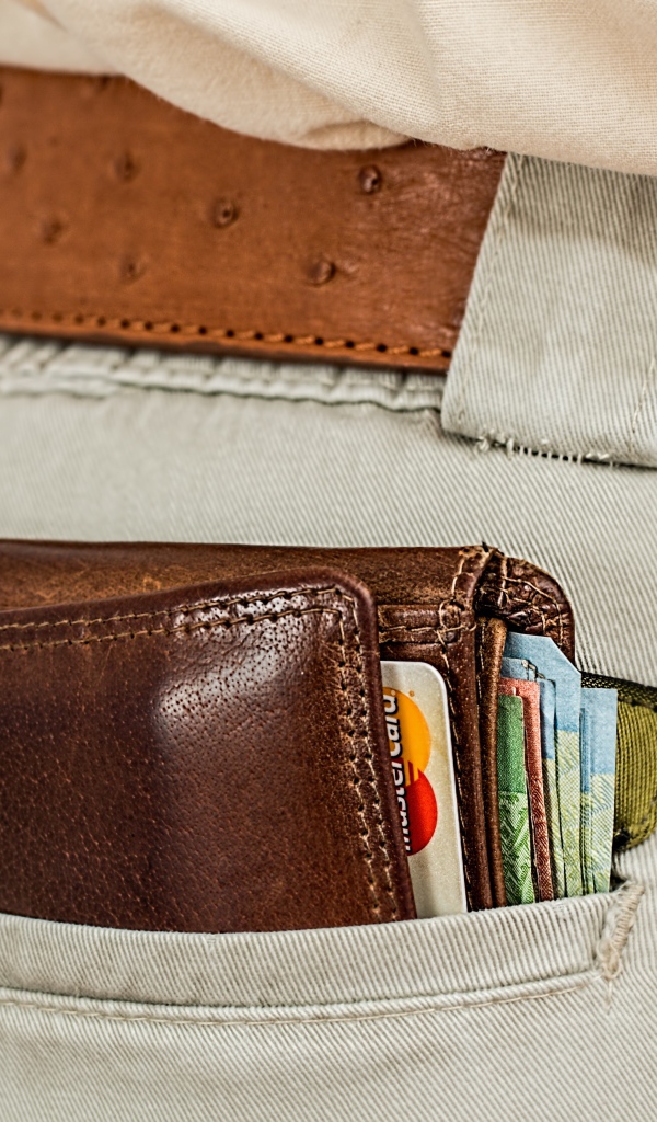 Кошелек с деньгами и карточками в кармане брюк 