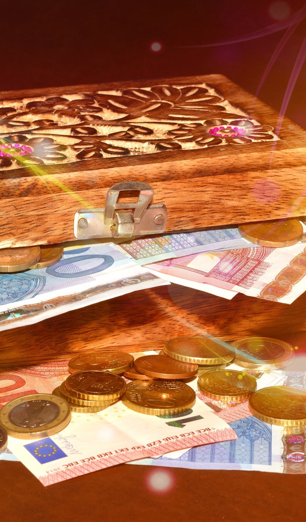 Деревянный сундук с деньгами и монетами