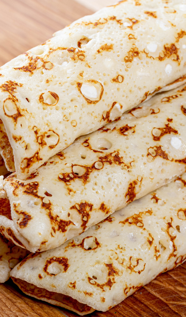 Аппетитные блины на деревянном столе 