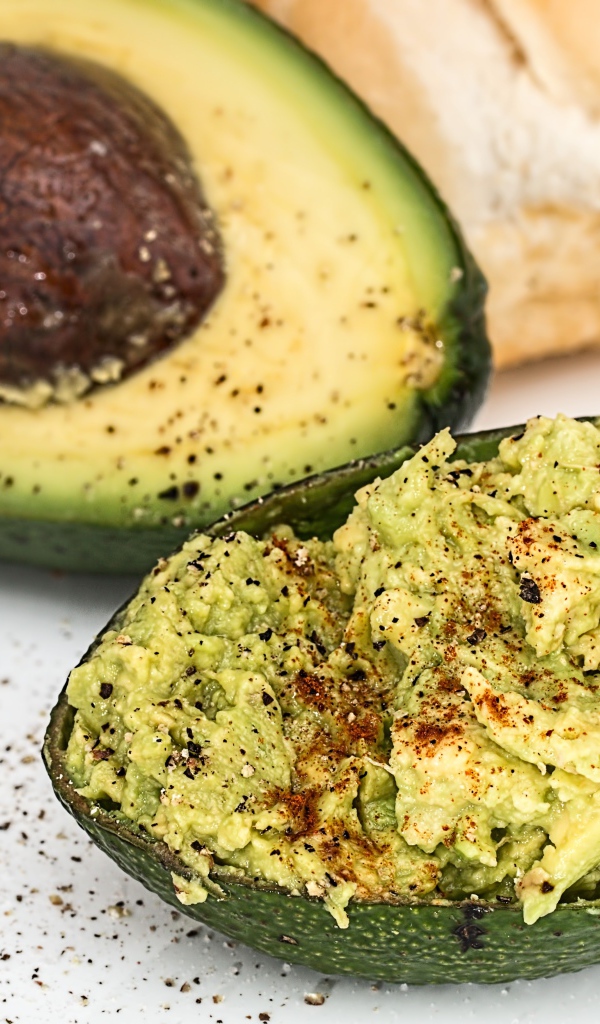 Салат в кожуре авокадо на столе 