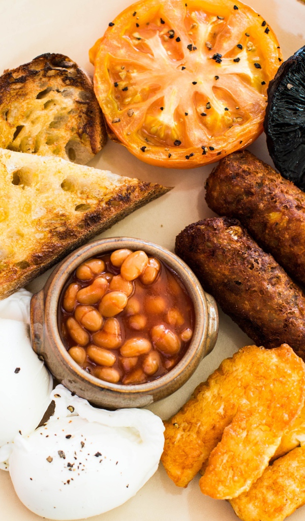 Запеченные овощи на тарелке с фасолью и гренками 