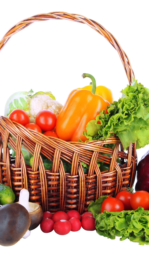 Корзина свежих овощей на белом фоне