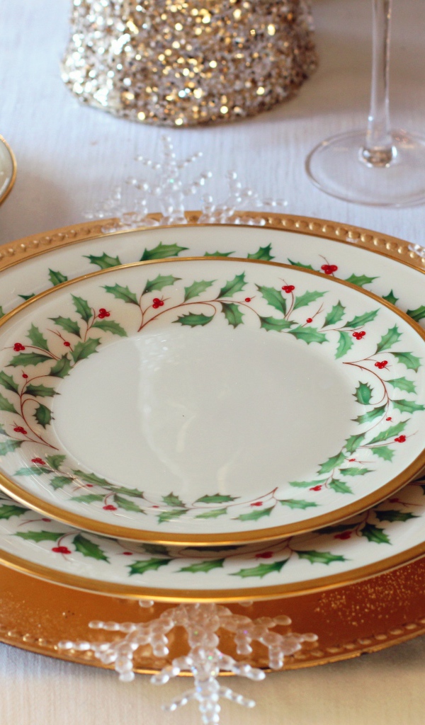 Красивая посуда и столовые приборы на столе 