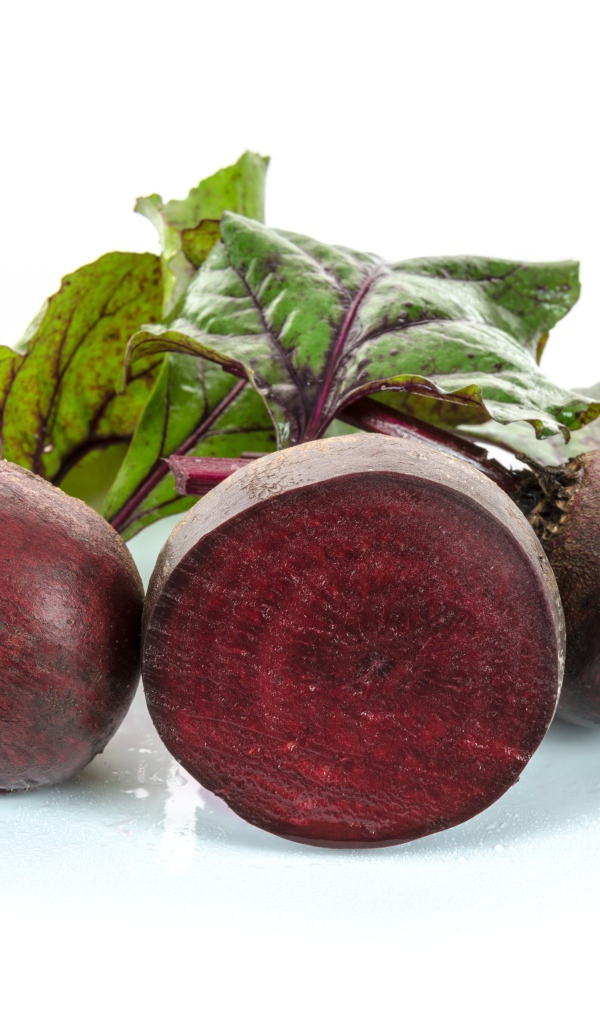 Свекла с зелеными листьями на белом фоне