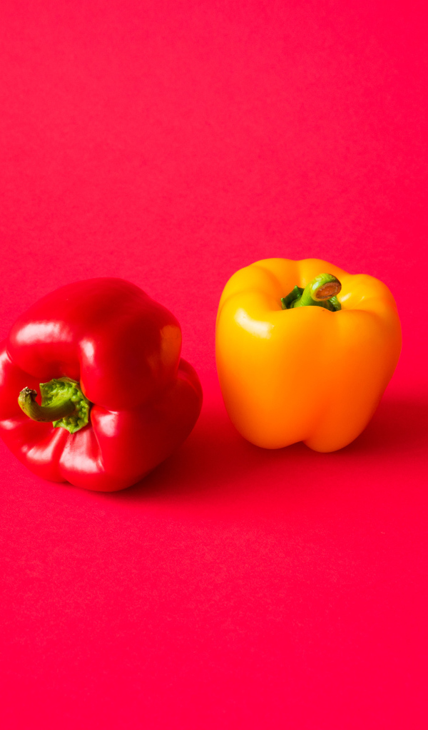 Болгарский перец на розовом фоне