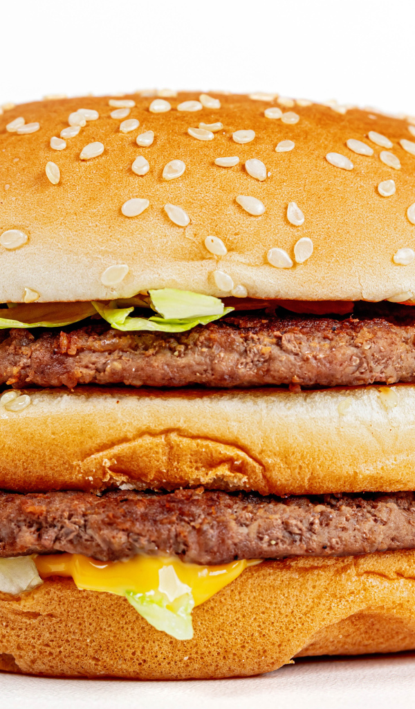 Большой аппетитный гамбургер на белом фоне