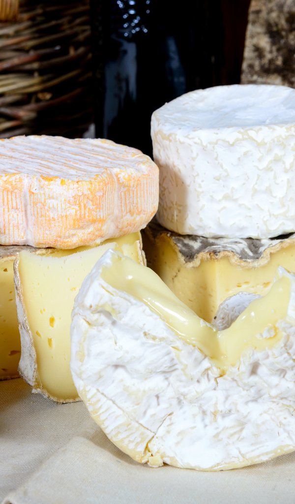 Сыр с плесенью на столе с яблоками