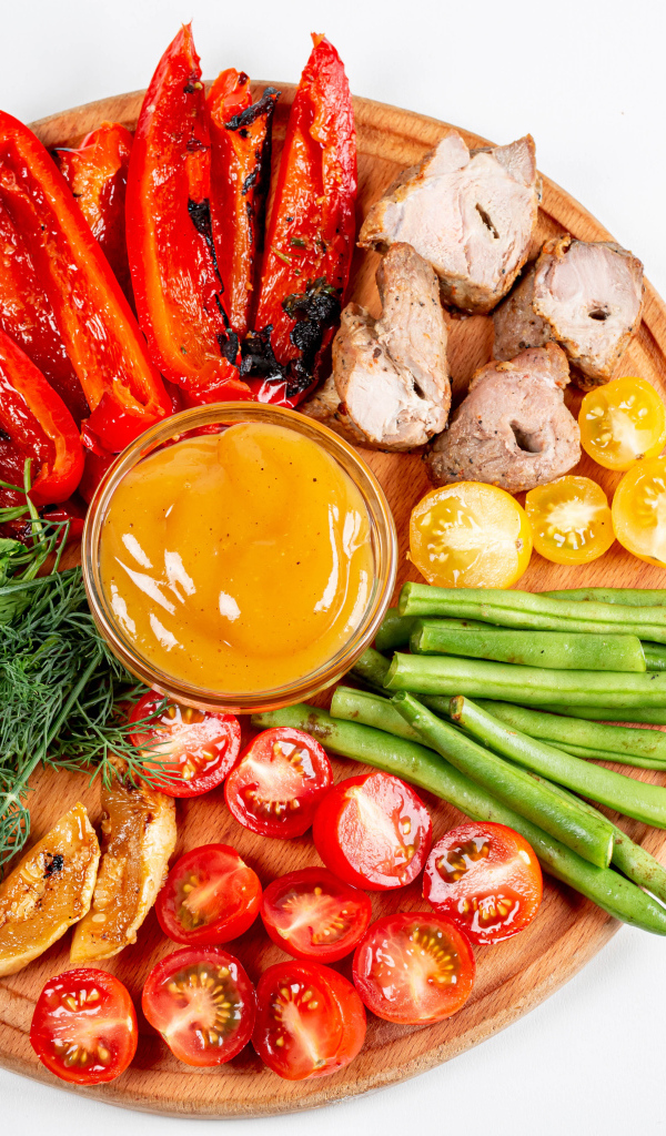 Доска с овощами, зеленью и мясом