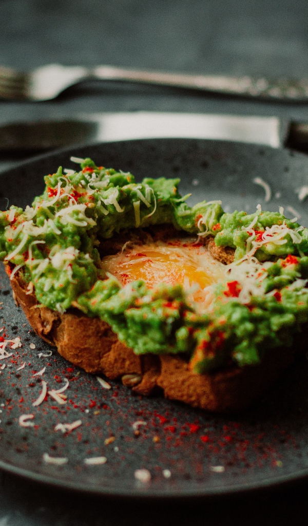 Хлеб с яйцом и соусом песто 