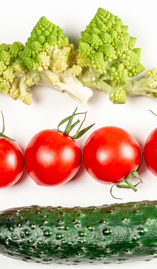 Капуста, помидоры и огурец на белом фоне