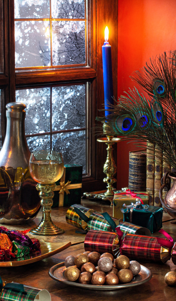 Конфеты,  подарки и старинные предметы на столе у окна