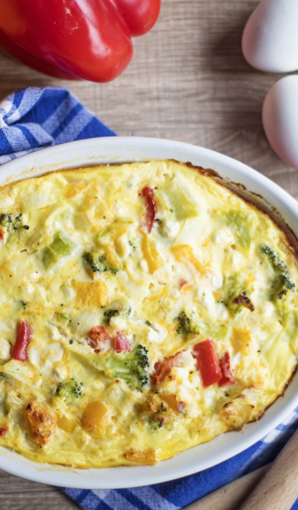 Запеканка на столе с перцем и яйцами 